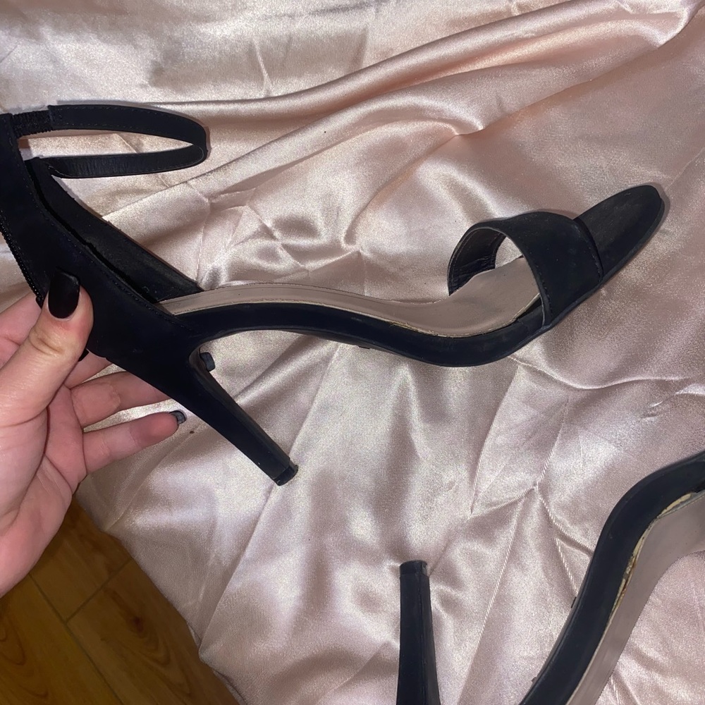 black heels - Picture 2 of 4